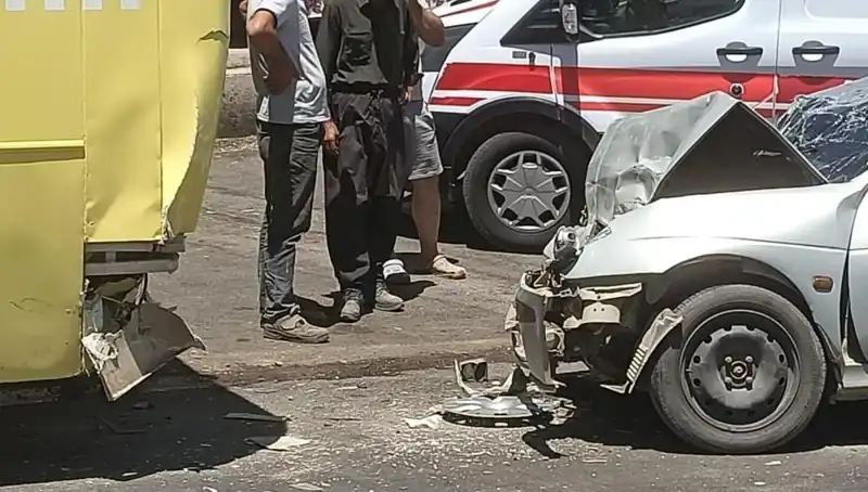 Halk Otobüsü ile Otomobil Çarpıştı: İki Yaralı, Daha Fazla Detay İçin Tıklayın!