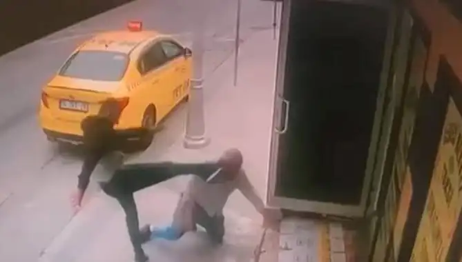 Taksi Durağında Şok Anlar: Oğlunun Alacaklısı Tartışma Sonucu Bacağını Kırdı