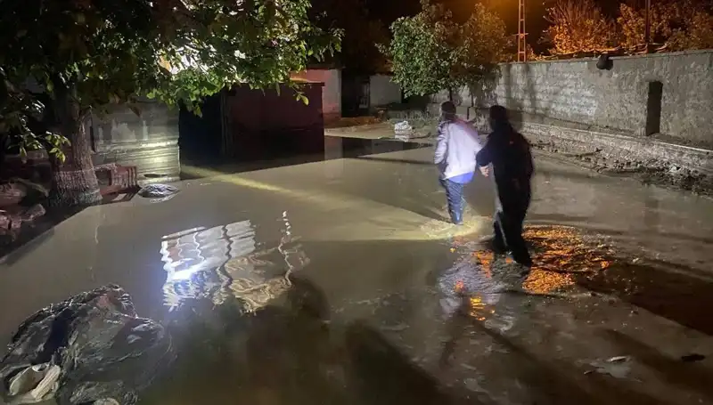 20 Dakikalık Yağış Sonrasında Sel Felaketi: 1 Ev Çöktü, 3 Ev Boşaltıldı