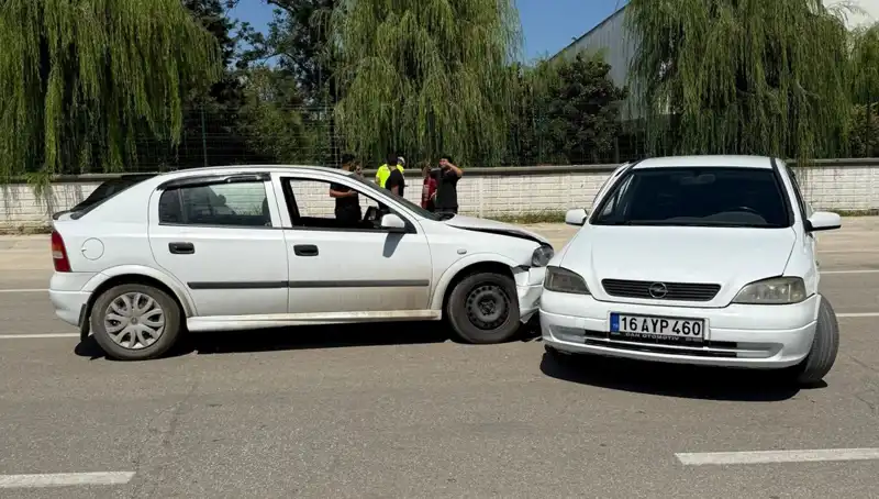 İki Otomobilin Çarpıştığı Kazada İki Kişi Yaralandı: Olay Yeri Detayları
