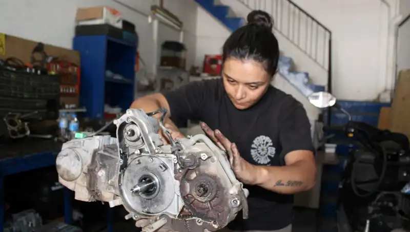 Eşi Çırak Bulamayan Hayriye, 33 Yaşında Motor Ustası Oldu!