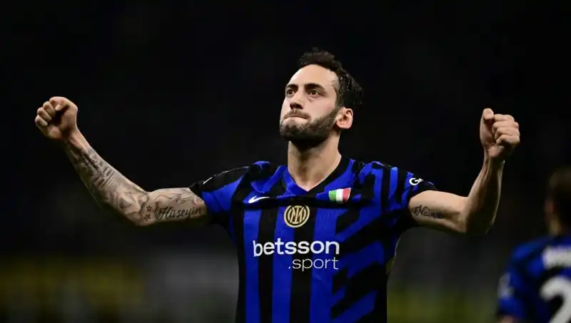 Hakan Çalhanoğlu Tatilde, Inter Kampa Dönüş İçin Menajeriyle Toplantı Yaptı