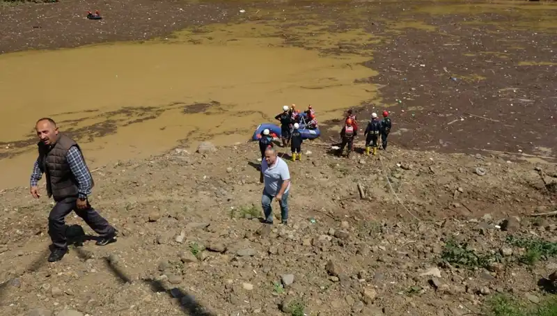 Trabzon’da Sel Felaketi: Evde Su Tahliyesi Yaparken Kapılan Adamın Hikayesi