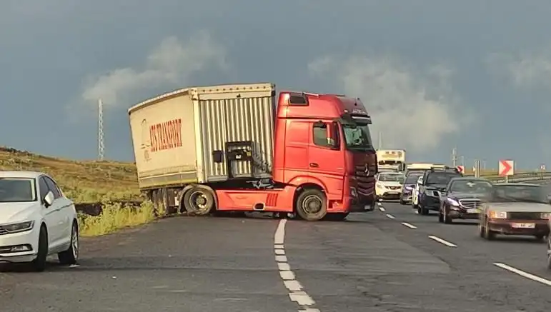 Uzun Araç Kuyrukları: TIR Kaydı ve Yol Kapanması Trafiği Felç Etti**