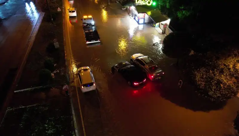 Adana'da Sağanak Yağış Hayatı Olumsuz Etkiledi: Cadde ve Yollar Suyla Dolduruldu
