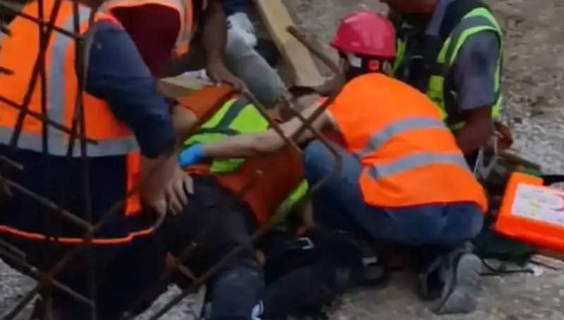 Adana'da İnşaat Kazası: İki İşçi Yaralanarak Hastaneye Kaldırıldı
