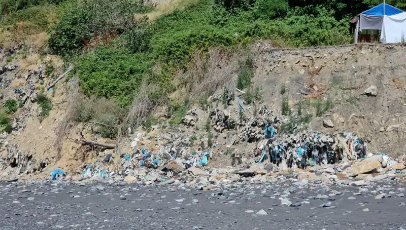 Kozlu Sahil'de Görülen Çöp Yığını, Doğayı Tehdit Ediyor