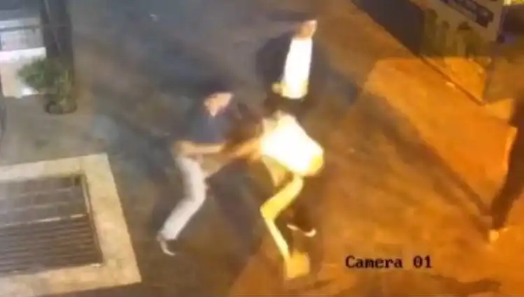 İstanbul'da Sokak Ortasında Tekmeli Yumruklu Kavga: Neler Oldu?