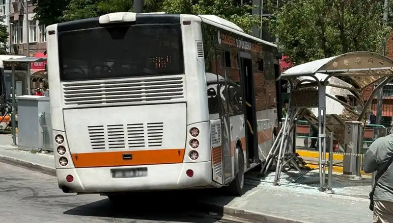 Belediye Otobüsü Tramvay Durağına Dalınca Olay Çıktı!