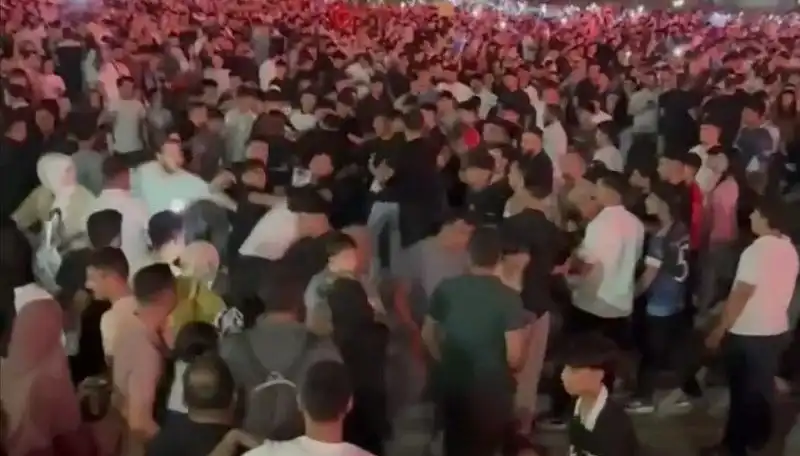 Konserde Bıçaklı Kavga: Üç Kişi Yaralandı ve Kaos Ortaya Çıktı