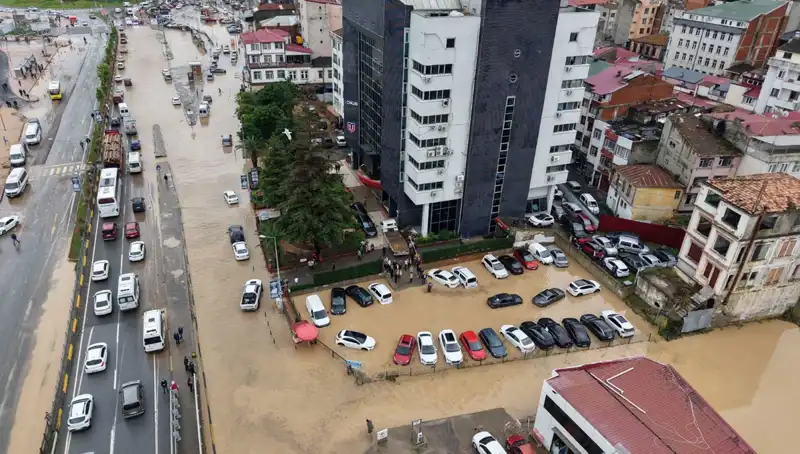 Trabzon’da Sel Felaketi: Çamur İçinde Kaybolan Kişi Aranıyor