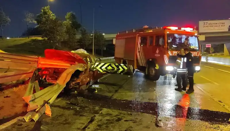 Otomobile Saplanan Bariyer, Sürücüyü Ağır Yaraladı: Korkunç Kaza Detayları