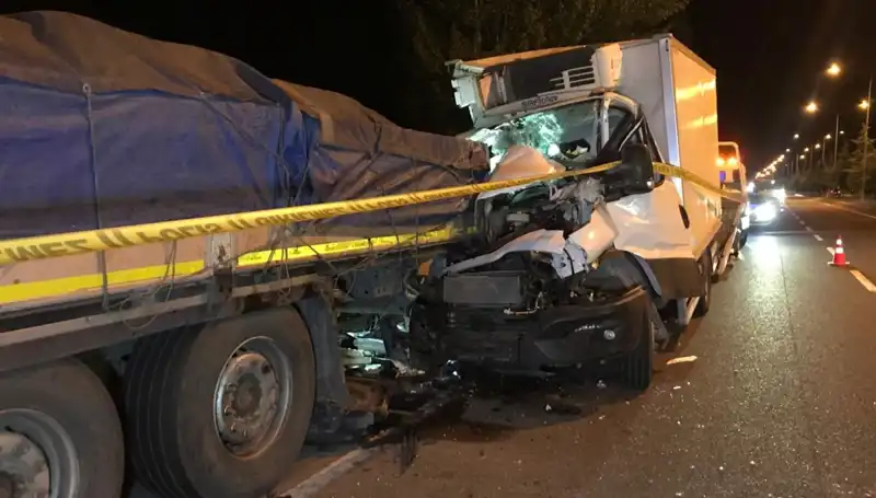 Kamyonet Park Halindeki Tıra Çarptı: 1 Kişi Hayatını Kaybetti, 1 Yaralı