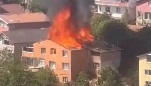 İstanbul'da Yangın Paniği: Dört Kişi Dairede Mahsur Kaldı!