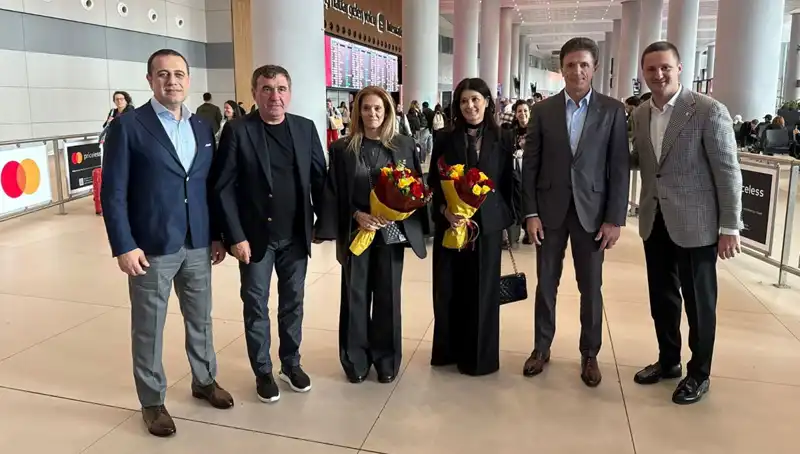Hagi ve Popescu, İstanbul'da Futbol Severlerle Buluştu!