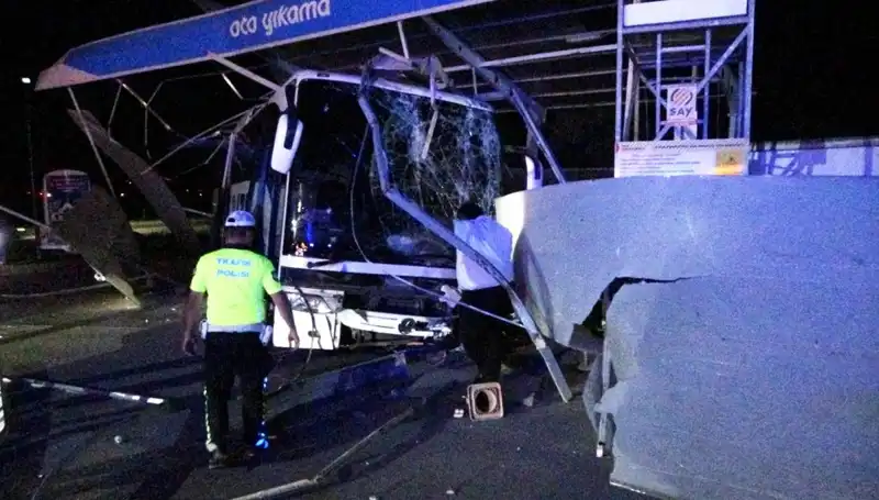 Otobüs Oto Yıkamaya Dalınca Ortalık Karıştı: 8 Yaralı Var