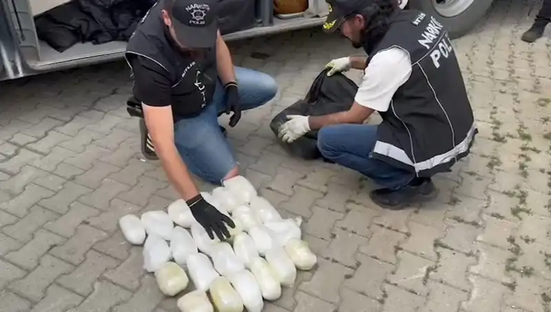Yolcunun Valizinden Çıkan 13 Kilo Metamfetamin Şirketi Şaşkına Çevirti