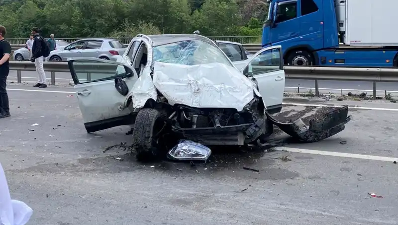 Betona Çarptı, Bariyerlere Saldırdı: Trafik Kazasında 3 Yaralı