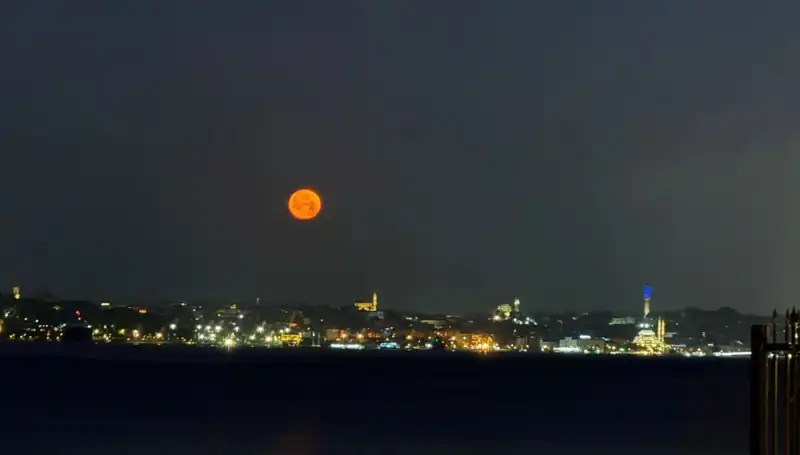 İstanbul'da Çilek Dolunayı: Eşsiz Güzellikte Tablolar Gözler Önünde!
