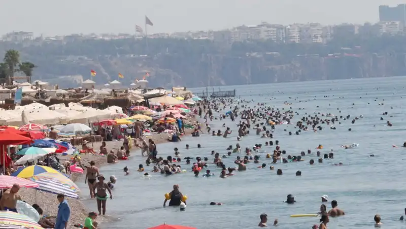 Antalya'da Deniz Suyu Sıcaklık Rekoru: Yazın Keyfi Dört Mevsime Yayılıyor!