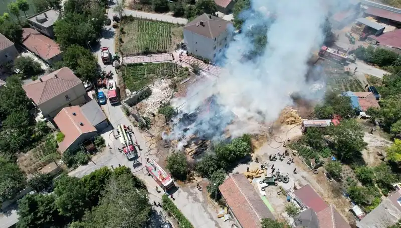 Arnavutköy'de Korkutan Yangın: Saman Balyaları Alev Alev Yandı