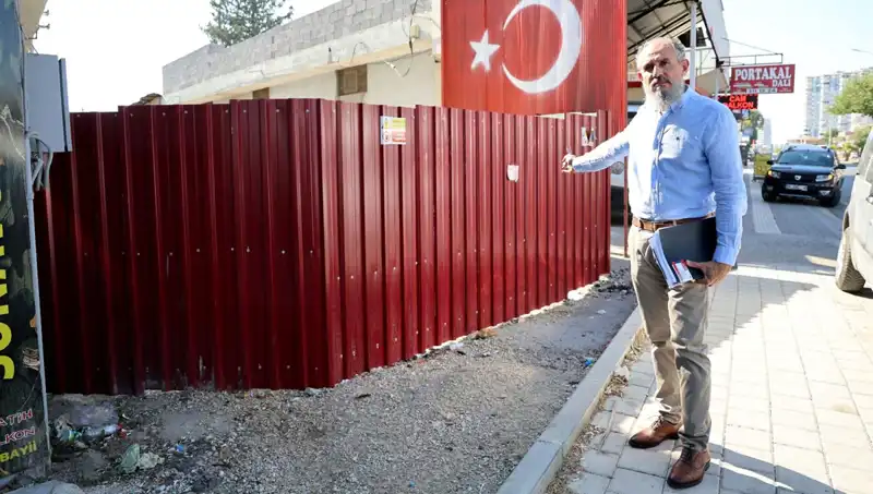 Tapulu Arazim Diyerek Sokağı Kapatan Adam, Mahallede Şok Etkisi Yaratıyor!