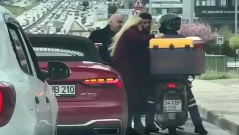 D-100'de Flaş Olay: Motokuryeye Silah Çeken Adam Gözaltına Alındı!