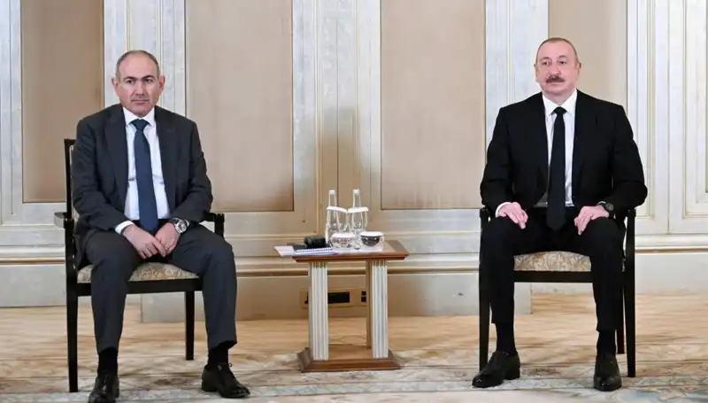 Aliyev ve Paşinyan, Abu Dabi'de Barış Umutları İçin Bir Araya Geldi