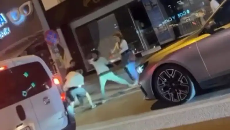 Cadde Boks Ringine Döndü! Şehrin Göbeğinde Yumruklar Uçuştu