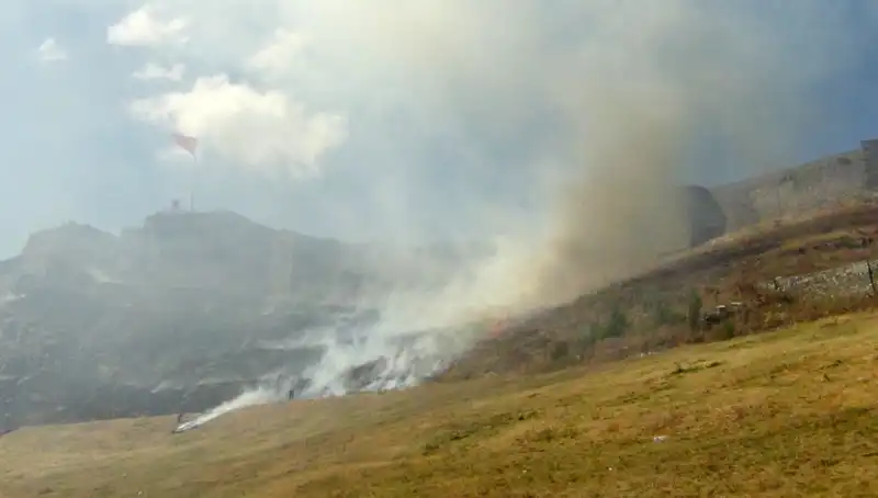 Kars Kalesi Eteklerinde Korkutan Anız Yangını: Doğa ve Tarih Tehdit Altında