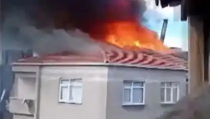 Bağcılar'da Beş Katlı Bina Alev Alev Yandı: Çatıyı Sardı!