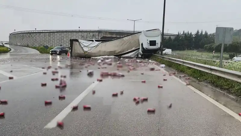 TIR Devrildi, İçkiler Yola Saçıldı: Olay Yerinde Neler Yaşandı?