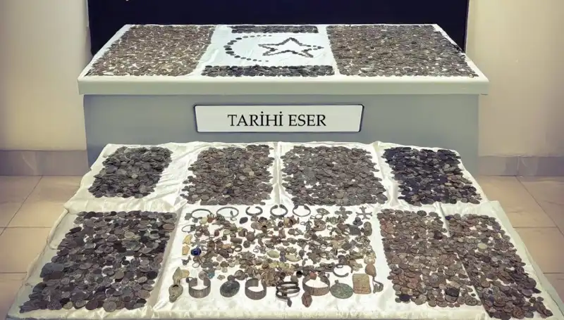 Sınır Kapısında Tarihi Eser Kaçakçılığına Büyük Darbe: 12.770 Eser Ele Geçirildi