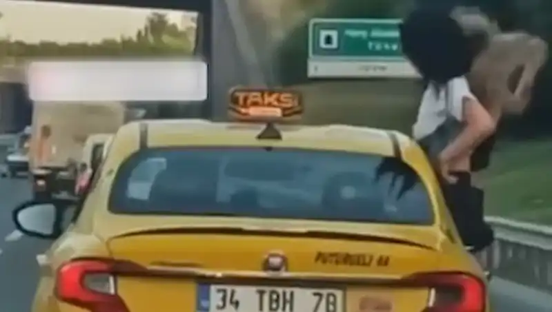 TEM Otoyolu'nda İnanılmaz Görüntüler: Taksinin Camından Sarkarak Seyahat Ettiler!
