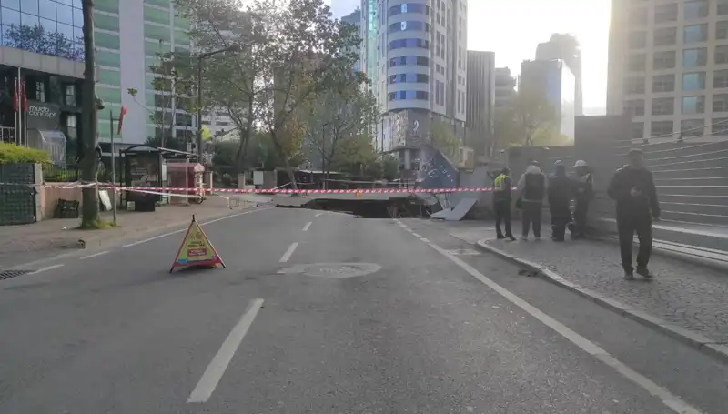 Sarıyer'de Şok Olay: Cadde Çökünce Trafik Alt Üst Oldu!