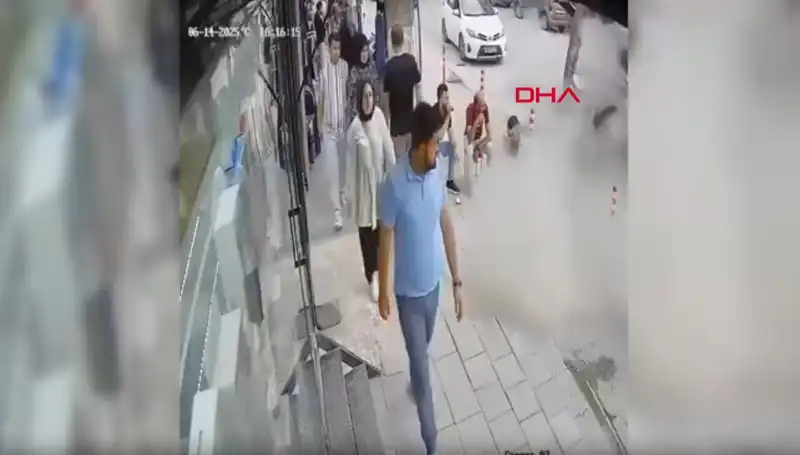 TIR Pastiği Patladı, Vatandaşlar Dehşetle Yerinden Zıpladı!