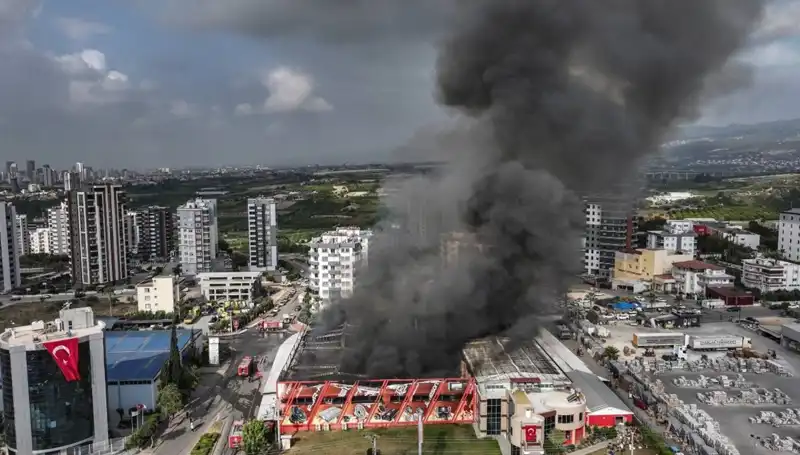 Mersin'deki Fabrika Yangını: TOMA ile Büyük Müdahale Yaşandı