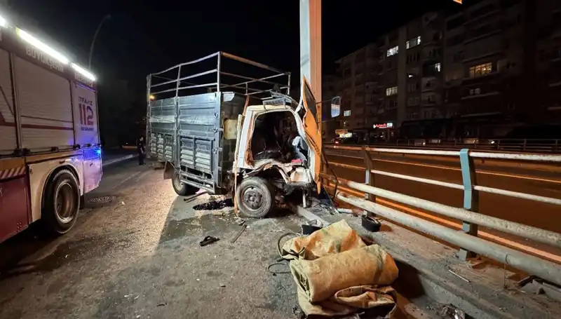 Kamyonetin Acil Durumu: Yön Tabelasına Çarptı, Sürücü Yaralandı