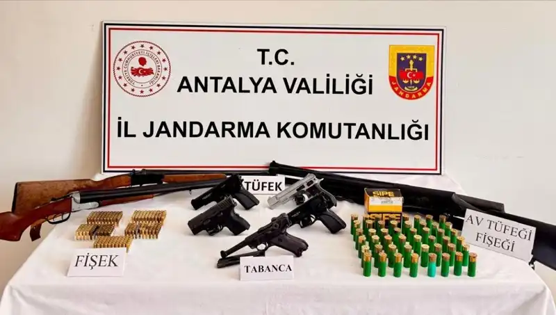 Antalya’da Ruhsatsız Silah Operasyonu: 25 Kişi Gözaltında