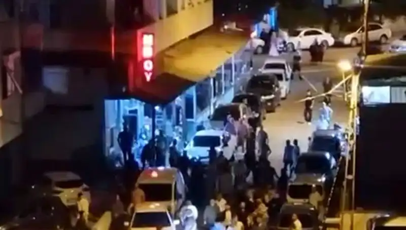 Düğün Kutlamasında Şok Olay: Kalabalığın İçine Arabasıyla Daldı!