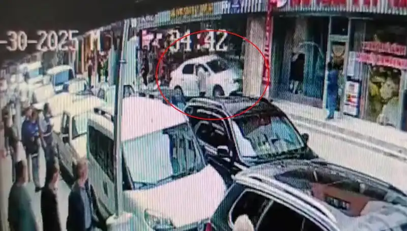 Alkollü Sürücünün Mağazaya Daldığı Olayda İki Çocuk Son Anda Kurtuldu