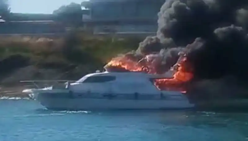 Çeşme Marinası'nda Motoryat Korkutan Yangın: Alevler Her Yeri Sardı