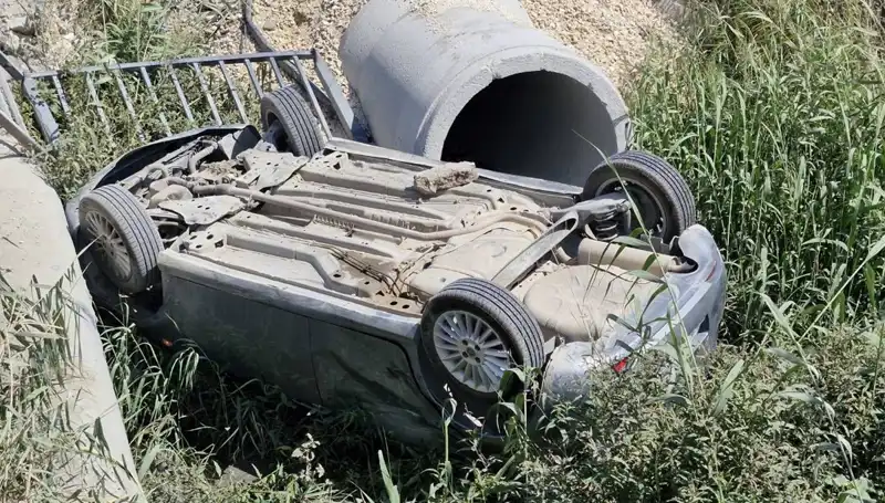 Pikap ile Çarpışan Araç Su Kanalına Devrildi: İki Yaralı