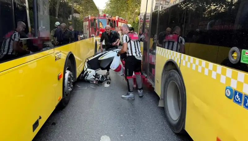 Motosiklet İETT Otobüslerinin Arasına Sıkıştı: Korkutucu Kaza Detayları
