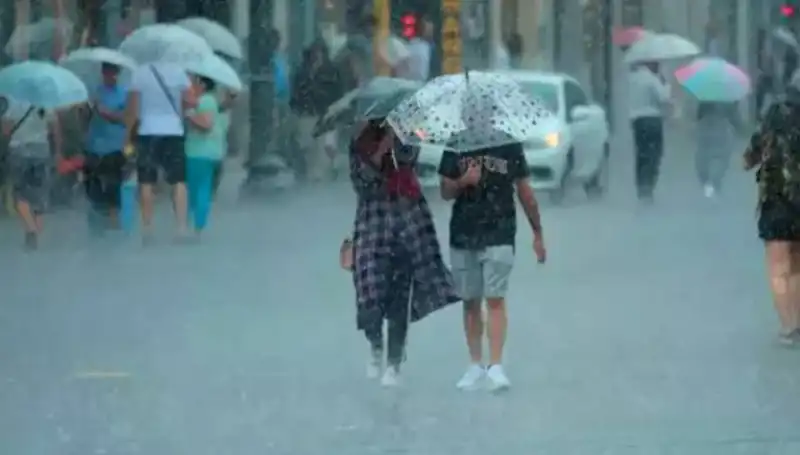 İstanbul'da Sağanak Yağış ve Yangın Bölgesinde Kuvvetli Rüzgar Uyarısı