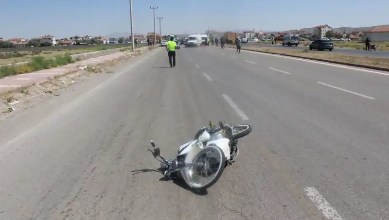 Dur İhtarına Uymayan Sürücü Polis Araçlarına Çarptı!