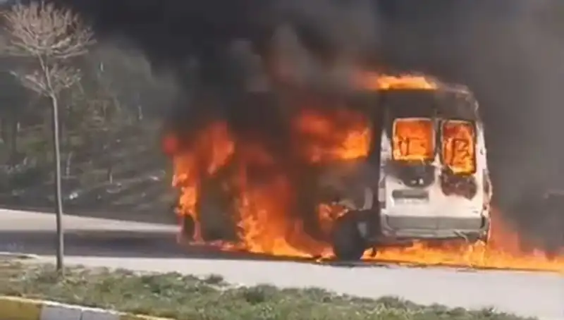 Havalimanı Servis Aracında Yangın: Panik Anları ve Ekiplerin İnanılmaz Mücadelesi