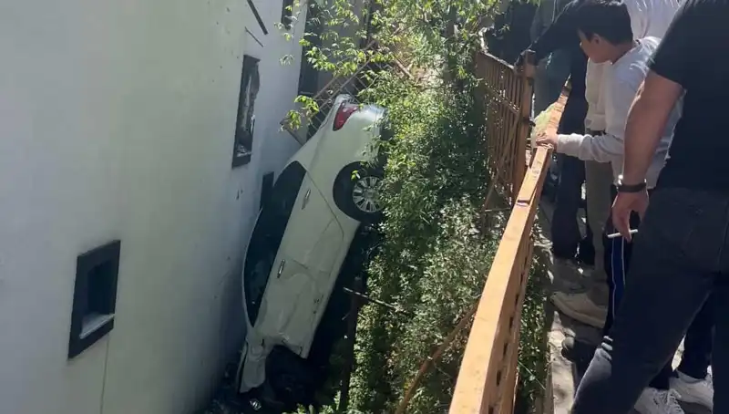 Kağıthane'de Korku Dolu Anlar: Metrelerce Sürüklenen Araç Kazası!