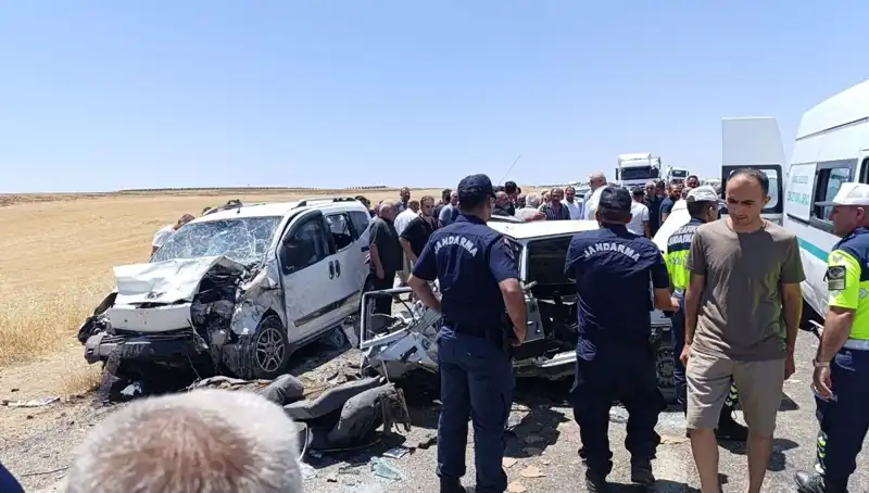 ** Trafik Kazasında 4 Kişi Hayatını Kaybetti, 1 Kişi Yaralandı: Otomobil ve Hafif Ticari Araç Çarpıştı