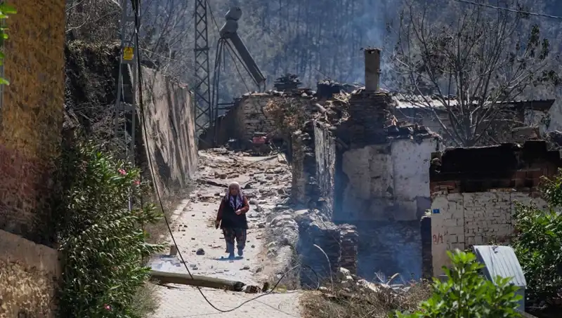 İzmir ve Bilecik’te Yangınların Dehşet Verici Bilançosu: 415 Bina Tahrip Oldu